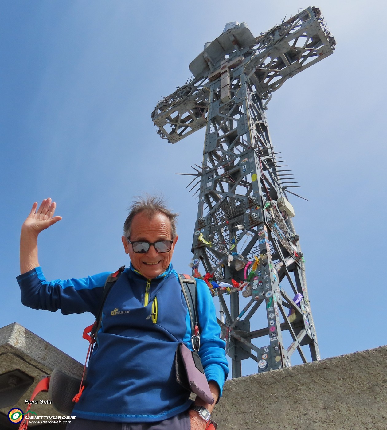 43 Alla imponente bella croce di vetta del Resegone -Punta Cermenati (1875 m).JPG
